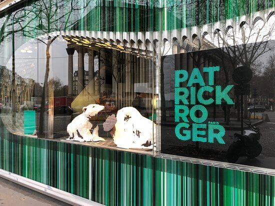 A window with a sign on it

Description automatically generated