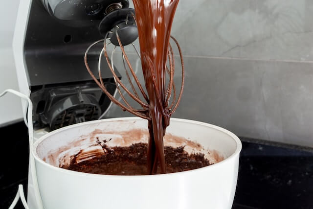 A bowl of brown liquid being poured into a bowl

Description automatically generated
