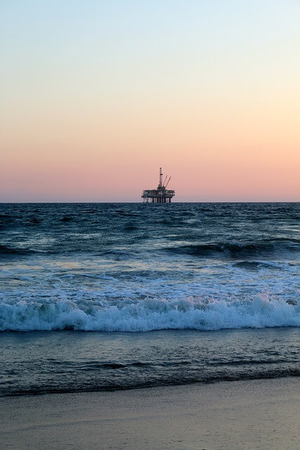A oil rig in the ocean

Description automatically generated